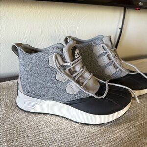 Sorel Gray and Black Winter Boots Cozy Minimalist Design worn 2x